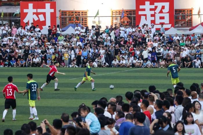 近日该片登上《帝国》封面，甜茶扮演的保罗;亚崔迪家族以及哈维尔;巴登扮演的斯蒂尔加等人亮相，不少新剧照也同时曝光